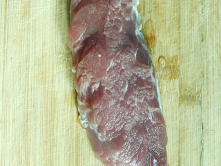 1、皮蛋瘦肉粥,准备好梅柳肉