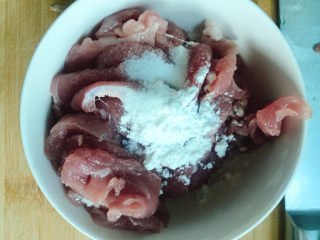 3、皮蛋瘦肉粥,放入玉米淀粉、姜汁料酒、盐