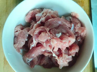 4、皮蛋瘦肉粥,拌匀腌制入味