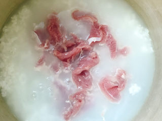 5、皮蛋瘦肉粥,白粥煮好后倒入肉片