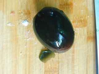 6、皮蛋瘦肉粥,皮蛋剥皮