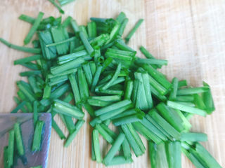 11、皮蛋瘦肉粥,小葱切碎