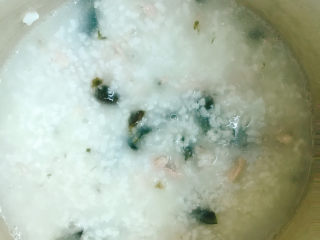 9、皮蛋瘦肉粥,大火煮开