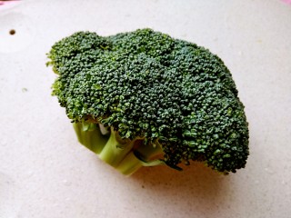 1、瘦身咸粥,准备一颗西兰花备用