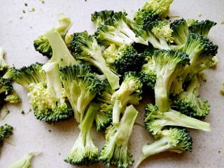 2、瘦身咸粥,将西兰花用刀切几下，然后用手劈成小朵备用