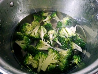 3、瘦身咸粥,锅中水烧开，加少许盐，西兰花朵放进开水中焯烫一两分钟