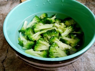 4、瘦身咸粥,准备一大碗凉水，焯好的西兰花放入凉水中冲凉