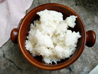 6、瘦身咸粥,准备好一碗剩米饭