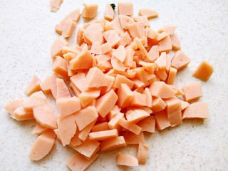 7、瘦身咸粥,准备一只香肠切成小粒备用