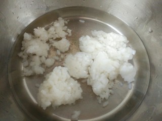 9、瘦身咸粥,然后把剩米饭倒进去