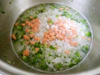 13、瘦身咸粥,然后将火腿粒放进去煮开
