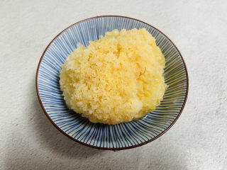 1、银耳小米粥,银耳提前泡发