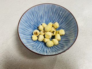 3、银耳小米粥,莲子清洗干净