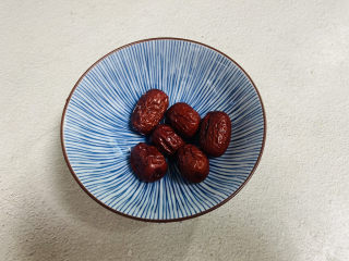 4、银耳小米粥,红枣清洗干净