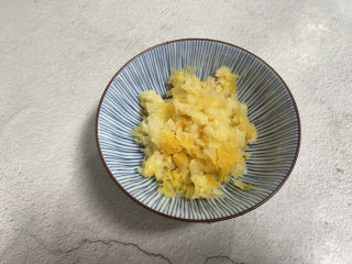 5、银耳小米粥,银耳剪小朵
