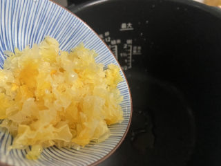 7、银耳小米粥,将银耳放入电压力锅内胆中