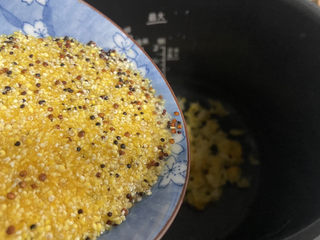 8、银耳小米粥,倒入小米