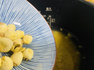 9、银耳小米粥,放入莲子