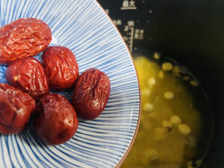 10、银耳小米粥,放入红枣