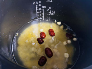 11、银耳小米粥,加入600ml热水，摁煮粥功能键约40分钟