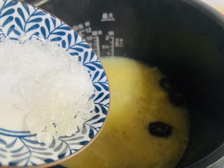 12、银耳小米粥,加入冰糖搅拌均匀即可食用