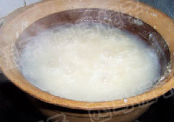 4、南瓜 山药二米粥,转小火焖煮20分钟至粥汁粘稠