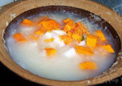 5、南瓜 山药二米粥,加入南瓜和山药继续小火焖煮至10分钟