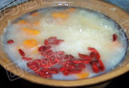 6、南瓜 山药二米粥,加入枸杞，关火盖盖子用余温焖煮片刻即可