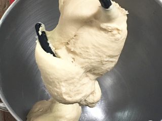 1、快速早餐吐司片-椰蓉味,高筋粉、盐、细砂糖、放入厨师机，清水加温放入发酵粉孵化，再倒入厨师机搅拌一下，加入鸡蛋，启动厨师机揉面20分钟。