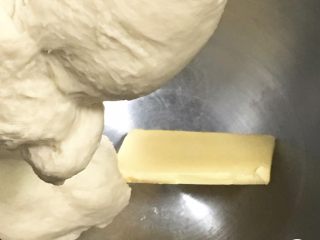 2、快速早餐吐司片-椰蓉味,加入黄油。