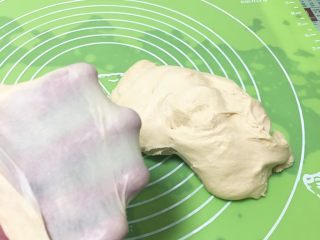 4、快速早餐吐司片-椰蓉味,厨师机揉面自然出手套膜。