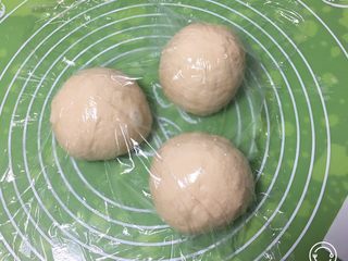 7、快速早餐吐司片-椰蓉味,分成三个剂子，盖上保鲜膜静置20分钟。