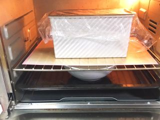 9、快速早餐吐司片-椰蓉味,送入烤箱两次发酵，方法同上也是60分钟。