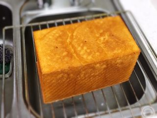 12、快速早餐吐司片-椰蓉味,烤完立即脱模冷却。