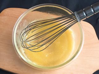 14、快速早餐吐司片-椰蓉味,黄油和细砂糖放入微波炉加热至融化，用蛋抽搅拌均匀。