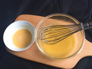 15、快速早餐吐司片-椰蓉味,鸡蛋液分几次加入，每次搅拌均匀后再加下一次鸡蛋液。