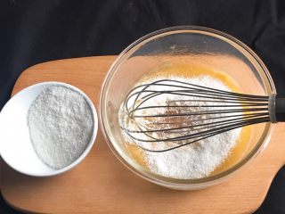 16、快速早餐吐司片-椰蓉味,椰蓉分几次加入到黄油中搅拌。