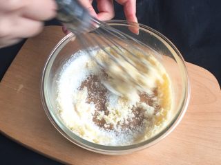 17、快速早餐吐司片-椰蓉味,搅拌至结团。