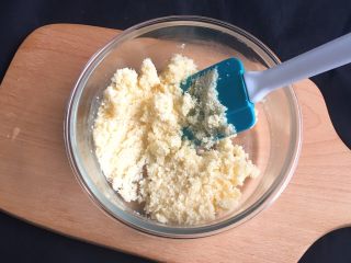 18、快速早餐吐司片-椰蓉味,用刮刀翻拌均匀。