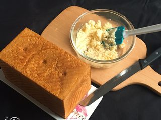 19、快速早餐吐司片-椰蓉味,吐司面包开始切片，切成2公分的片。