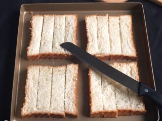 20、快速早餐吐司片-椰蓉味,再将吐司片切成四块长条子。