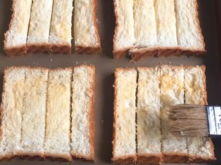 21、快速早餐吐司片-椰蓉味,表面刷上鸡蛋液。