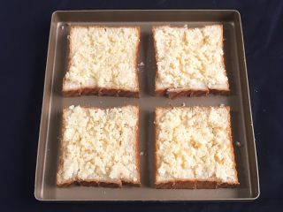 22、快速早餐吐司片-椰蓉味,椰蓉馅铺上。