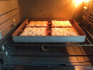 23、快速早餐吐司片-椰蓉味,烤箱预热至190度，烤制17分钟。
