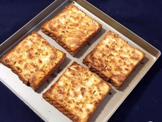 24、快速早餐吐司片-椰蓉味,烤完拿出冷却。