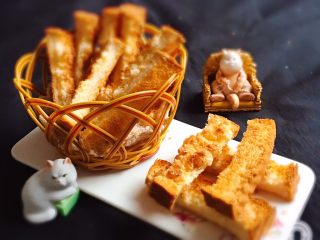 25、快速早餐吐司片-椰蓉味,掰开成吐司条子，就可以品尝了，椰蓉香味十足，外脆内软的口感真好。