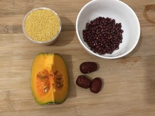 1、红豆小米粥,准备食材