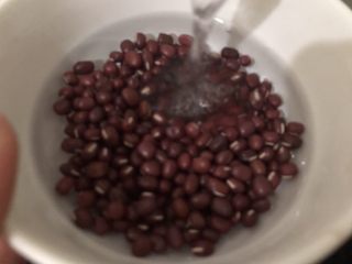 2、红豆小米粥,提前把红豆清洗干净