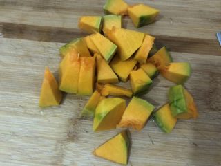 5、红豆小米粥,切小块