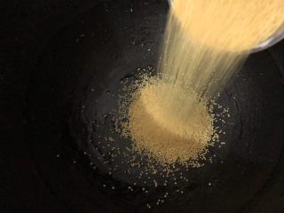 6、红豆小米粥,锅里下米